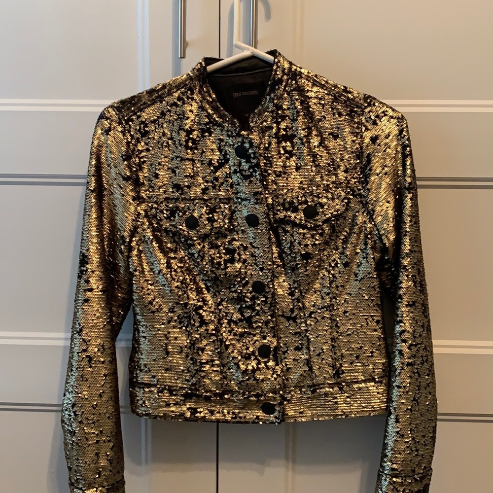 Gold sequin jacket perfect for any night out 😍
